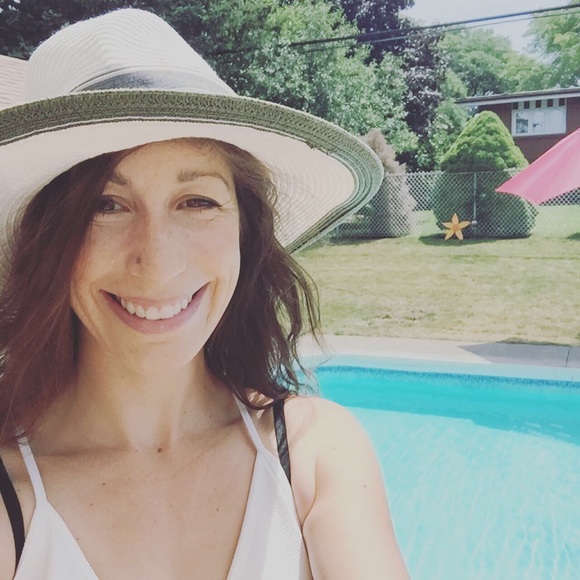 Meet your Posher, Allison - Picture 1 of 3